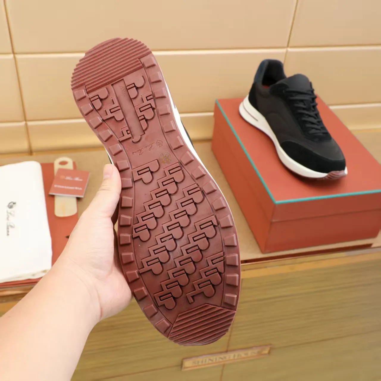 Factory price: 460💰Loro Piana niche classic jogging shoes, men's lace-up casual shoes and sneakers, high-quality lightweight and comfortable fabrics, suitable for outdoor leisure, the color scheme is young and energetic, and it looks great with sportswear or casual suits! Size: 38-44 (45. Customized)